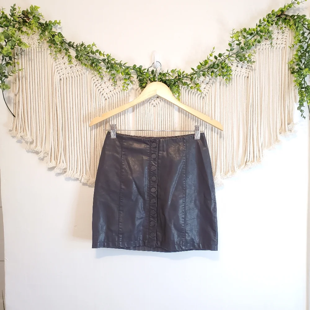 FREE PEOPLE Black Vegan Faux Leather Button Front Mini Skirt sz XS - Picture 3 of 8